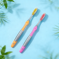 Brosse à dents en plastique colorée antidérapante pour adultes, vente en gros, brosse à dents pour le nettoyage buccal avec nettoyeur de langue