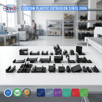 Fabricant expert de profilés plastiques d'extrusion PVC/HDPE, cornière blanche pour système de nettoyage extérieur de supermarchés