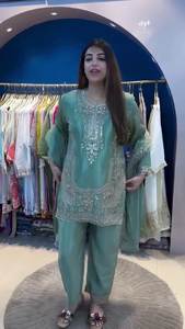 Ensemble de vêtements indiens et pakistanais en gros, avec broderie lourde, haut en soie romaine, dupatta avec latkan fantaisie, réversible, décontracté - Product Image 6