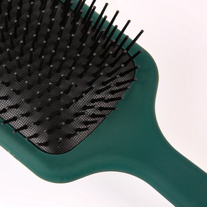 Peine de dientes anchos de color verde, tamaño grande, con dientes de nailon para uso en cabello húmedo y seco, para desenredar y masajear el cuero cabelludo en casa. - Product Image 4