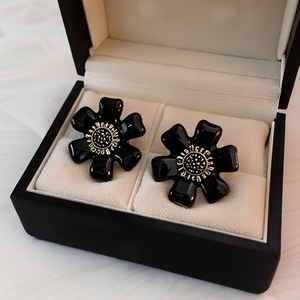 Nuovi <span class=keywords><strong>Orecchini</strong></span> Retrò Semplici Placcati Oro con Piccole Margherite Colorate in Smalto Rosso, Nero e Bianco per Donne - Product Image 5