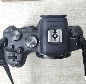 Appareil photo numérique hybride plein format Canon R6 d'occasion (90 % neuf) pour la photographie domestique d'entrée de gamme - Product Image 3