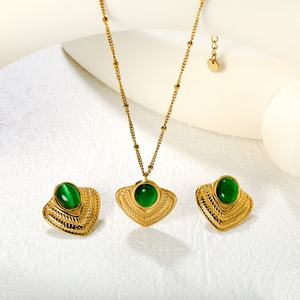 Conjunto de Joyería de Acero Inoxidable Geométrico Chapado en Oro de 18K, Collar y Aretes con Textura de Corazón y Piedra Natural Verde - Product Image 4