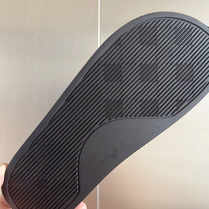 Sandales de luxe à carreaux beiges pour hommes et femmes 2026 – Claquettes de créateur tendance, pantoufles imperméables haut de gamme, chaussures personnalisées en plastique - Product Image 6