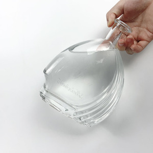Bouteille en verre de whisky gravée en forme de coeur spécial cristal haut - Product Image 3