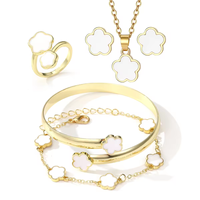 Set de 5 Piezas de Joyería para Mujer: Pulseras de Flor de Cinco Hojas de la Suerte, Dijes de Trébol de Acrílico, Pulsera, Collar, Anillo y Pendientes Bañados en Oro