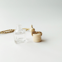 Bouteilles de parfum de voiture en verre de forme carrée de 8ml Bouteille de diffuseur de voiture suspendue vide de parfum