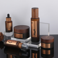 Set de Viaje de Cosméticos y Cuidado de la Piel HAPPYLITE Ecológico de Madera de Fresno y Bambú, Botella de Vidrio Ámbar con Tapa de Rosca, Impresión Personalizada (Set de Viaje)