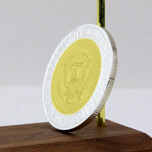 Двухцветная гальваническая покраска для памятных монет из золота и серебра с разными цветами на обеих сторонах. - Product Image 5