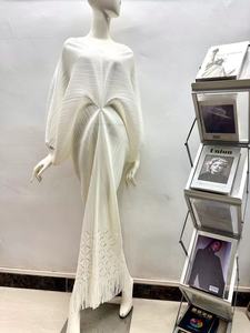 Vestido Maxi Holgado con Mangas Murciélago, Cuello en V, Estilo Adelgazante, Cola de Pez, Flecos y Aberturas - Product Image 5