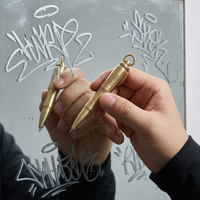 Un bolígrafo de grabado manual en forma de bala con anillo para colgar para grabar en metal