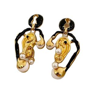 Pendientes con clip de perlas con forma de cara para mujer, redondos, blancos, de grado AA, de aleación de zinc, joyería para fiesta - Product Image 2