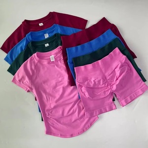 Ensemble de sport respirant et à séchage rapide pour femme : haut court sans couture à manches courtes avec logo personnalisé et short de yoga taille haute - Product Image 2