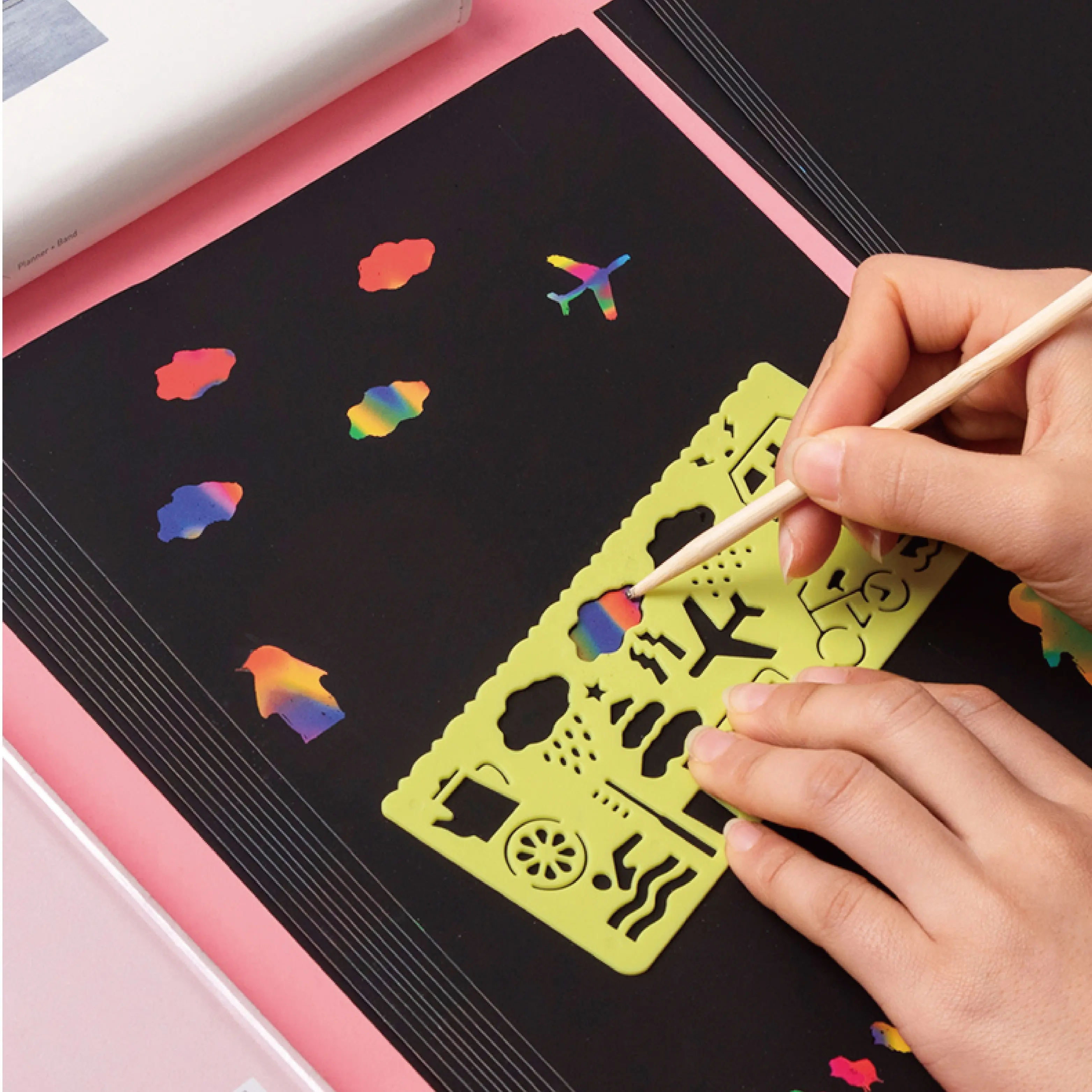 Çocuk gökkuşağı renkli scratch sanat boyama kağıt ve el yapımı DIY scratch kapalı sanat çizim graffiti doodle kitap