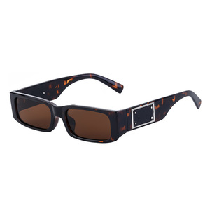 Gafas de sol con montura cuadrada roja para mujer, protección UV400, material de PC, gafas de sol de estilo callejero a la moda con caja - Product Image 4