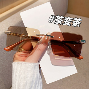 Gafas de Sol sin Marco con Lentes de PC que Cambian de Color, Protección UV400, Unisex, Estilo Urbano, Patillas con Diseño de Madera - Product Image 3