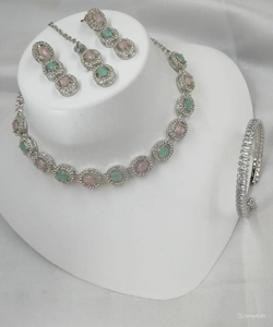 ชุดเครื่องประดับทองชุบแบบคุนดันแบบดั้งเดิม ชุดเครื่องประดับคุนดันแบบอินเดียดั้งเดิม สร้อยคอทองชุบ 18K ลายดอกไม้ - Product Image 6