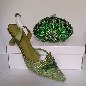 Nuovo Arrivo Scarpe da Sposa di Lusso Verdi con Tacco Alto e Set Borsa <span class=keywords><strong>a</strong></span> Mano con Strass di Cristallo <span class=keywords><strong>a</strong></span> Fiore Dorato e Pochette da Sera - Product Image 2