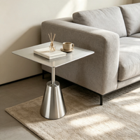 Table d'appoint carrée moderne en acier inoxydable avec base conique polie, design minimaliste pour salon
