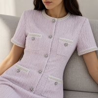 Robe en tweed pour femme, lilas lavande, mini, manches courtes, avec bordure tressée, six boutons argentés, quatre poches