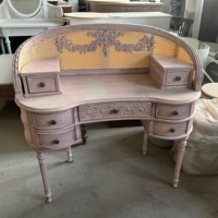Table de maquillage vintage française en rotin courbé et bois massif sculpté, style antique