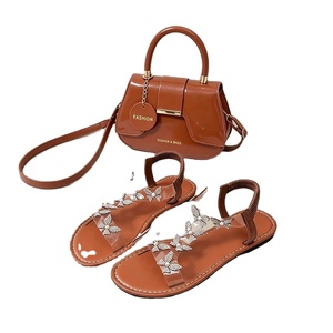 MD-186 Oferta de Verano: Sandalias Planas de Mujer con Pedrería de Mariposa y Lazos, Set de 2 Piezas con Bolso - Product Image 4