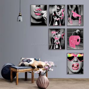 Toile noire et blanche avec cadre, décoration murale pop art tendance, motif féminin moderne, photos de tissu pailleté rose glamour, art de la toilette - Product Image 3