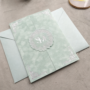 Cubierta de invitación elegante impresa con estampado dorado ecológico en terciopelo, tarjetero tríptico personalizado con monograma a juego - Product Image 6