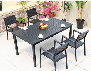 Ensemble <span class=keywords><strong>de</strong></span> <span class=keywords><strong>table</strong></span> et <span class=keywords><strong>de</strong></span> chaises <span class=keywords><strong>de</strong></span> salle à manger en bois plastique pour l'extérieur moderne, facile à nettoyer, tables et chaises résistantes aux intempéries pour une utilisation en jardin - Product Image 1