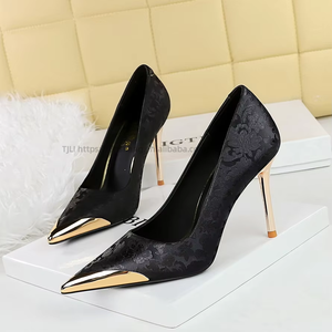 Vente en gros de chaussures à talons hauts de luxe à imprimé floral, vertes, à bout pointu et à talon aiguille pour femmes - Product Image 1
