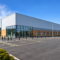 Bâtiment commercial moderne en structure métallique, résistant aux intempéries, durable, pour atelier, supermarché ou commerce de détail