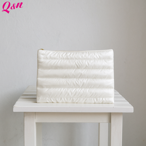 กระเป๋าเครื่องสำอางสีเงินปรับแต่งได้สำหรับการเดินทางกระเป๋าเครื่องสำอางบุนวมนวมขนาดใหญ่เป็นมิตรกับสิ่งแวดล้อมโลโก้ออกแบบได้ตามต้องการ - Product Image 2