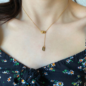 Collier lariat réglable en acier inoxydable plaqué or PVD |   Collier minimaliste avec pendentif en forme de haricot et étiquette |   Imperméable et hypoallergénique - Product Image 4
