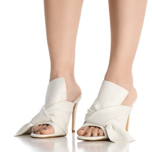 Sandales personnalisées dorées pour femme à bout ouvert en similicuir avec nœud, talons aiguilles fins sur mules - Product Image 2