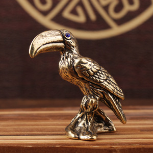 Figurine de toucan en laiton massif, décoration vintage pour bureau, petit objet en cuivre - Product Image 1