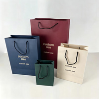 Sacs en papier noir de luxe personnalisés avec logo, estampage à chaud, emballage cadeau et shopping écologique pour la vente au détail