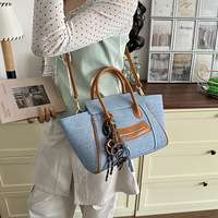 Sac fourre-tout tendance en jean avec garniture en cuir PU, grande capacité, sac à main à bandoulière pour femme avec quincaillerie dorée et sangle réglable