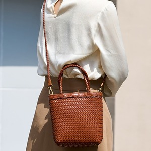 Nouveau sac tissé européen et américain, sac rétro à bandoulière, sac pour femme en cuir véritable de haute qualité, petit sac panier à légumes - Product Image 1