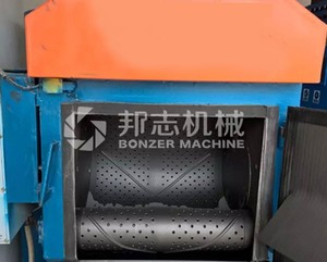 Conveyor à bande métallique en acier pour sablage et dégrossissage, haute production, nettoyage automatique - Product Image 3