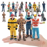 Figurines simulées de différentes métiers : enseignants, chefs, mécaniciens automobiles, médecins, infirmières, jardiniers et gardiens de zoo