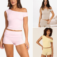 Ensemble de yoga 2 pièces respirant et uni pour femme, avec short court à taille élastique et logo frontal, idéal pour le sport