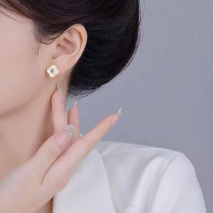 Boucles d'oreilles clous rétro géométriques en nacre, luxe léger, micro-zircon haut de gamme serti en canal, plaqué or, polyvalentes et tendance - Product Image 4