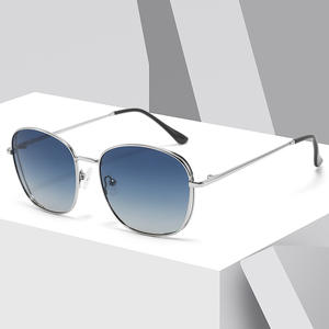 Lunettes de soleil polarisées classiques surdimensionnées pour hommes avec verres TAC et protection UV400 pour les voyages et les tenues élégantes - Product Image 4