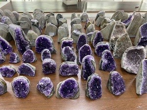 Оптовая продажа высококачественных изделий народного творчества: натуральные темно-фиолетовые целебные кристаллы аметиста, фигурка-геод для украшения дома - Product Image 3