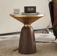 Table console moderne avec plateau en pierre frittée élégant et base en métal sculpté, écologique et facile à nettoyer