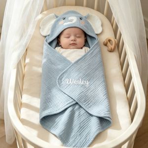 Serviette de bain à capuche personnalisée en coton mousseline pour bébé, couverture brodée avec nom et animal, pour nouveau-nés - Product Image 3