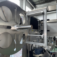 Machine d'étiquetage automatique de manchons rétractables en PVC, machine d'étiquetage de manchons rétractables linéaires à haute efficacité pour ligne de bouteilles de boisson