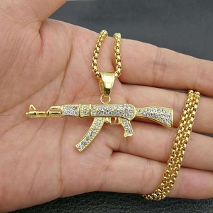 Pendentif initial AK47 en acier inoxydable plaqué or, faible MOQ, vente en gros - Product Image 2