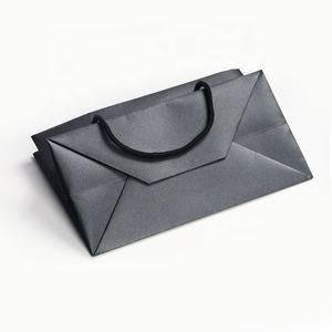Sacchetti di Carta di Lusso con Manici, Logo Nero in Rilievo, per Packaging di Marchi di Gioielleria - Product Image 4