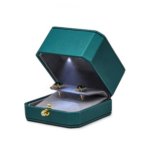 Scatola Portagioie per Anello Verde Scuro in Similpelle con Luce LED Integrata e Bottone a Pressione con Pietra Incastonata - Product Image 4